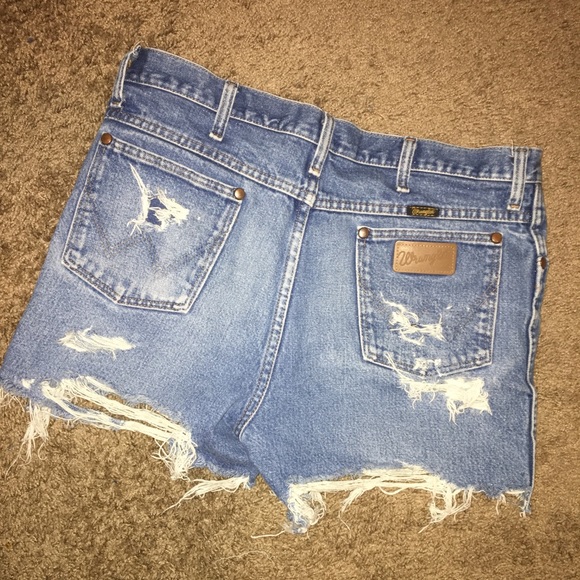 Distressed Wrangler cut off shorts - Picture 4 of 5